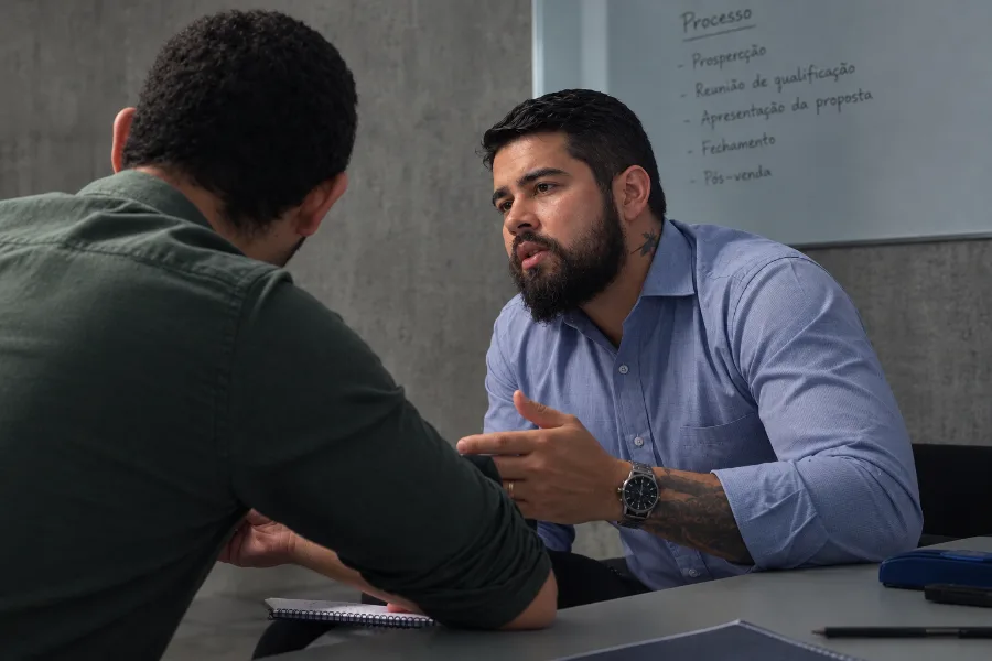 Mateus em reunião de qualificação com corretor