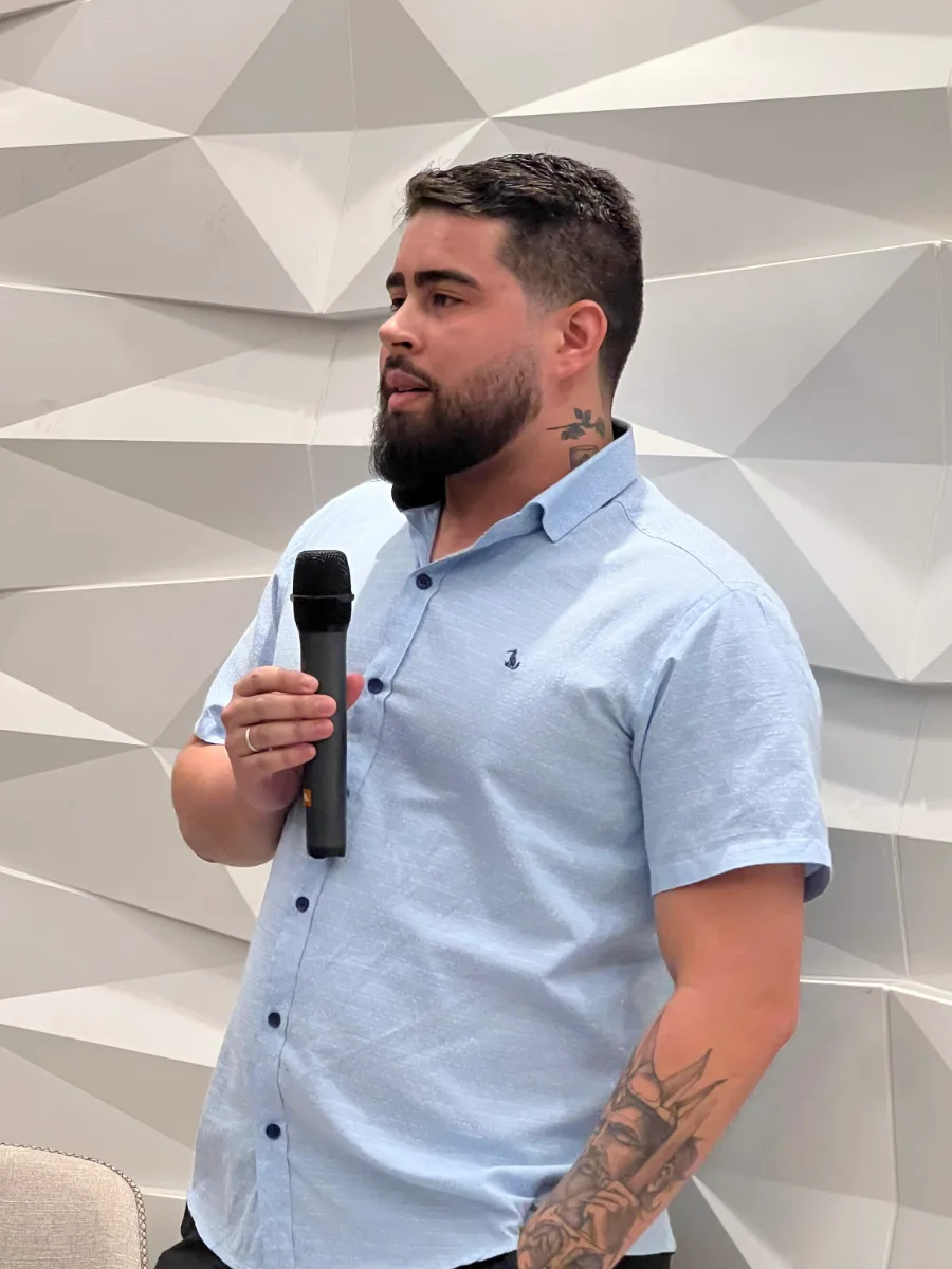 Mateus palestrando para corretores